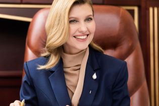 В белой водолазке и стильном пальто: Елена Зеленская обратилась к украинским матерям