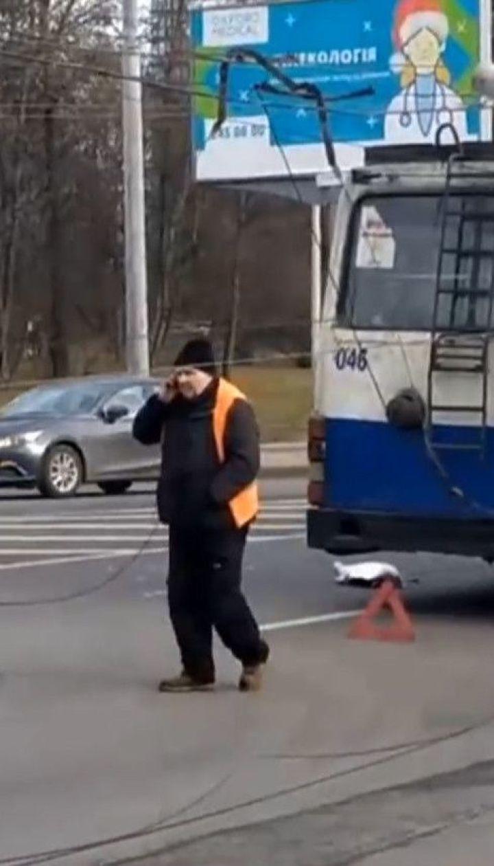 У Львові дві електроопори впали на тролейбус та автомобіль