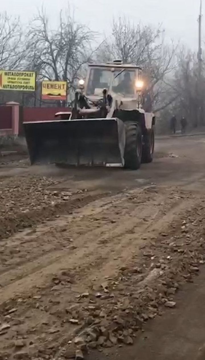 В Винницкой области дорожники засыпали ямы на разбитой трассе отсевом и щебнем