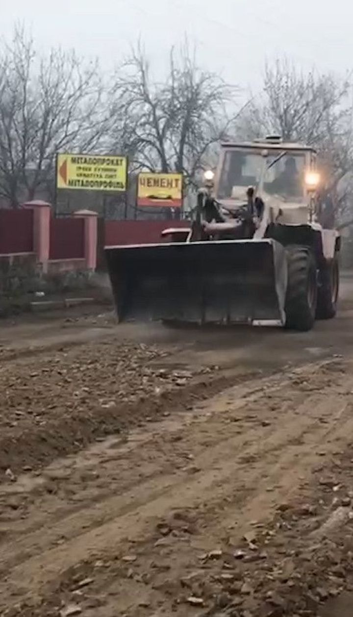 На Вінниччині дорожники засипали ями на розбитій трасі відсівом та щебенем