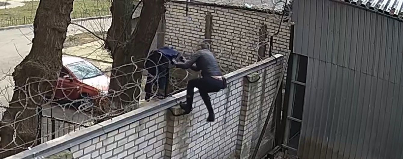 В ГБР показали видео, как Чорновол перелезает через забор с колючей проволокой, чтобы сорвать заседание