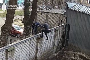 В ГБР показали видео, как Чорновол перелезает через забор с колючей проволокой, чтобы сорвать заседание