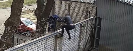 В ГБР показали видео, как Чорновол перелезает через забор с колючей проволокой, чтобы сорвать заседание