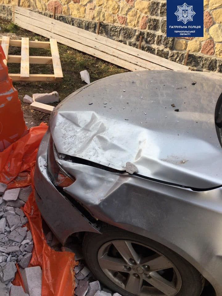 у Тернополі водій самоскида розвантажив цеглу на легкову автівку_2