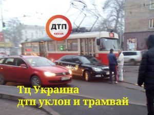 У Києві одразу дві аварії заблокували рух трамваїв. Де стались зіткнення