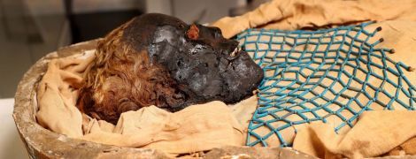 Удар в спину, лишний зуб и завитые волосы: ученые раскрыли тайну 2600-летней мумии