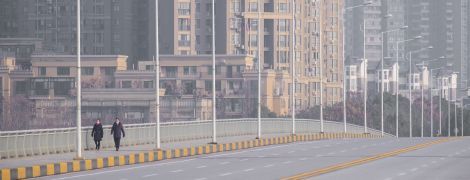 Вспышка нового вируса изолировала Ухань: жизнь города изнутри в фото и видео