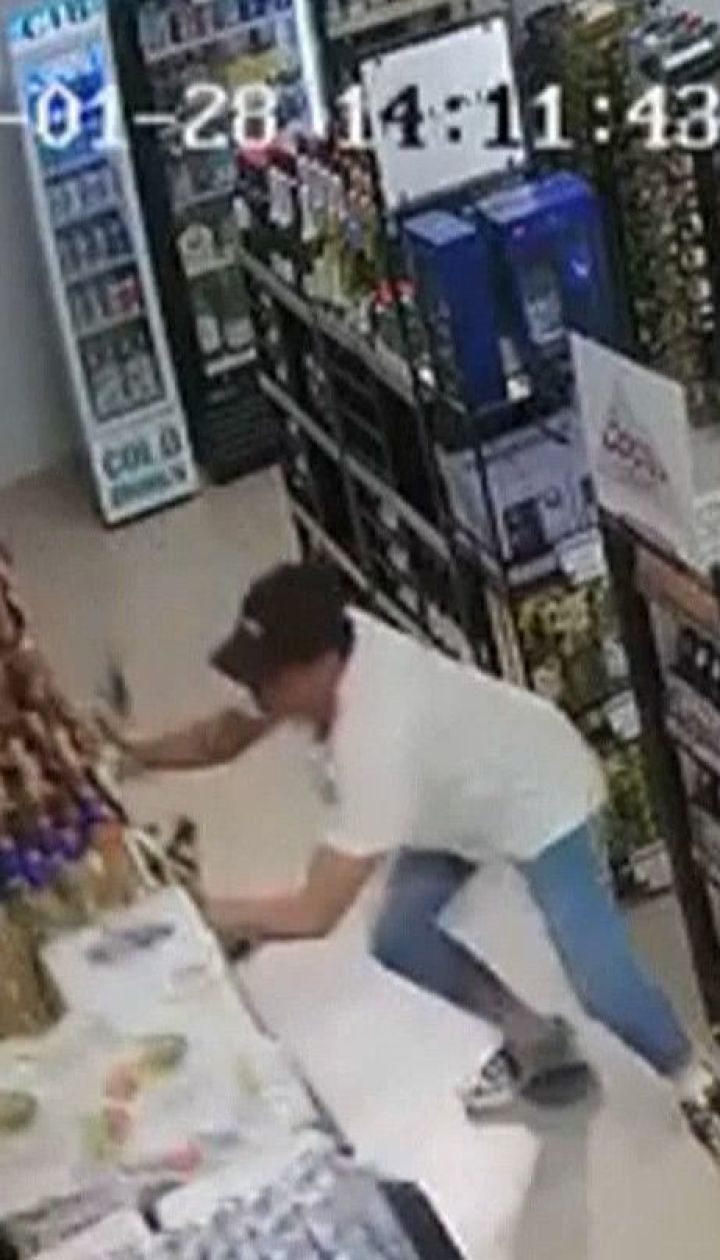 Під час землетрусу на Кайманових островах покупець рятував не себе, а полиці з алкоголем