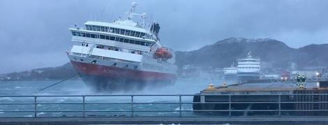 В Норвегии сняли потрясающее видео швартовки круизного лайнера во время шторма