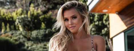 Скандальная блондинка с финала Лиги чемпионов в купальнике выбежала на горнолыжную трассу с плакатом о Коби Брайанте