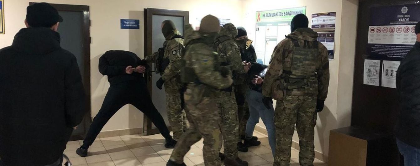 Бойовик в Одесі. Злочинці зі зброєю напали на інкасаторів та викрали автомобіль з грошима