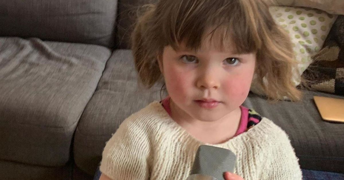 Трирічна дівчинка розчулила Мережу драматичною піснею про смерть закоханих динозаврів