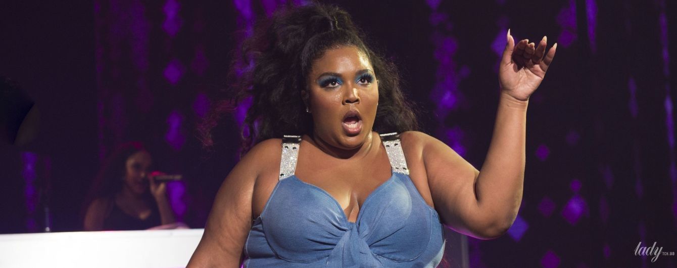 С каждым разом все откровеннее: пышнотелая Lizzo в джинсовом купальнике зажгла на концерте в Майами-Бич