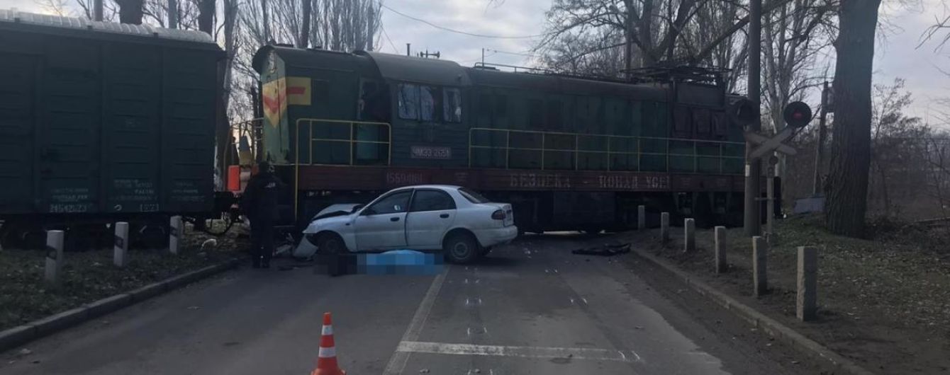 У Запоріжжі легковик на переїзді протаранив локомотив