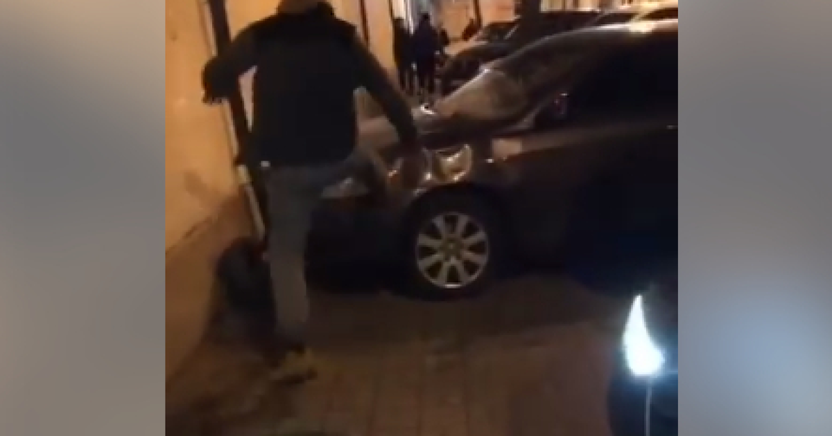В Киеве засняли, как мужчина бил ногами припаркованные с нарушениями авто