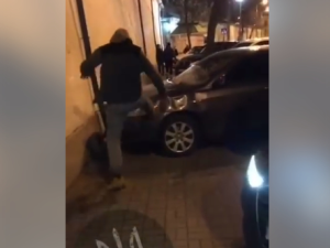 У Києві зняли, як чоловік гамселив ногами припарковане з порушеннями авто