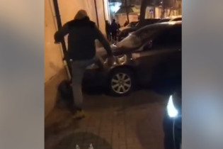 В Киеве засняли, как мужчина бил ногами припаркованные с нарушениями авто