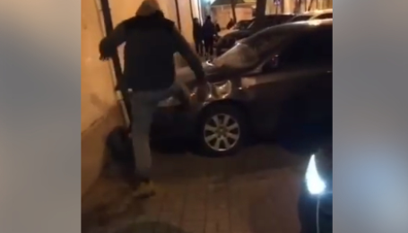 В Киеве засняли, как мужчина бил ногами припаркованные с нарушениями авто