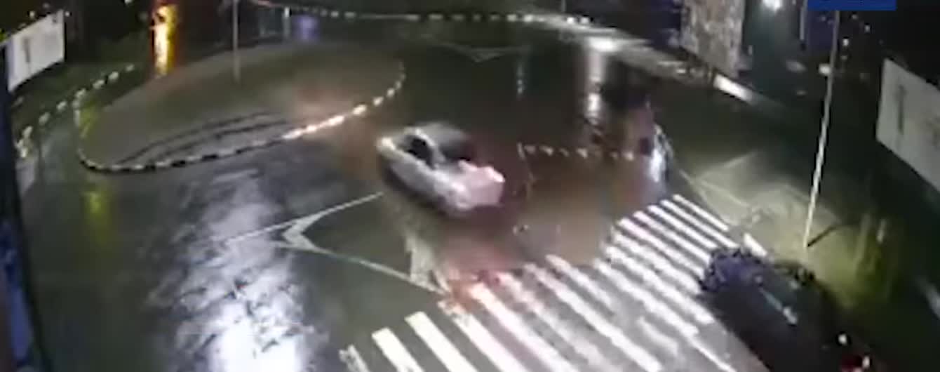 В Ужгороді п’яний водій влаштував аварію та втік. Відео