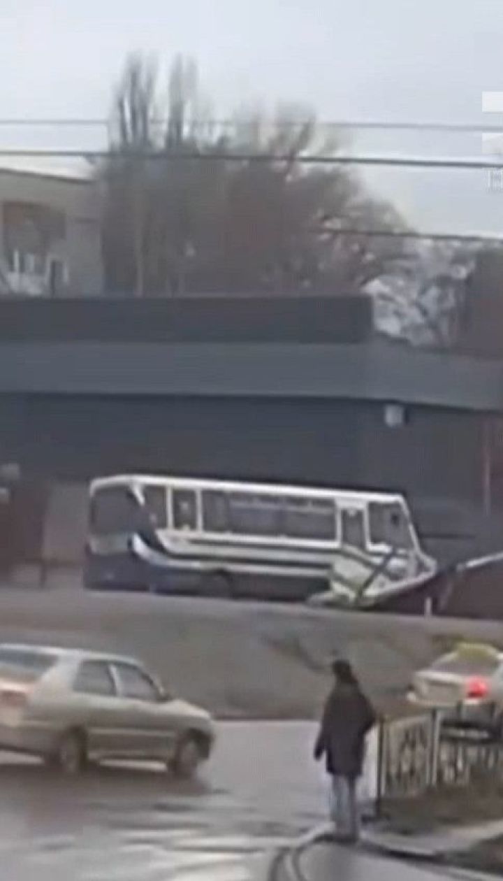 Водитель автобуса с 20 детьми умер за рулем во время движения