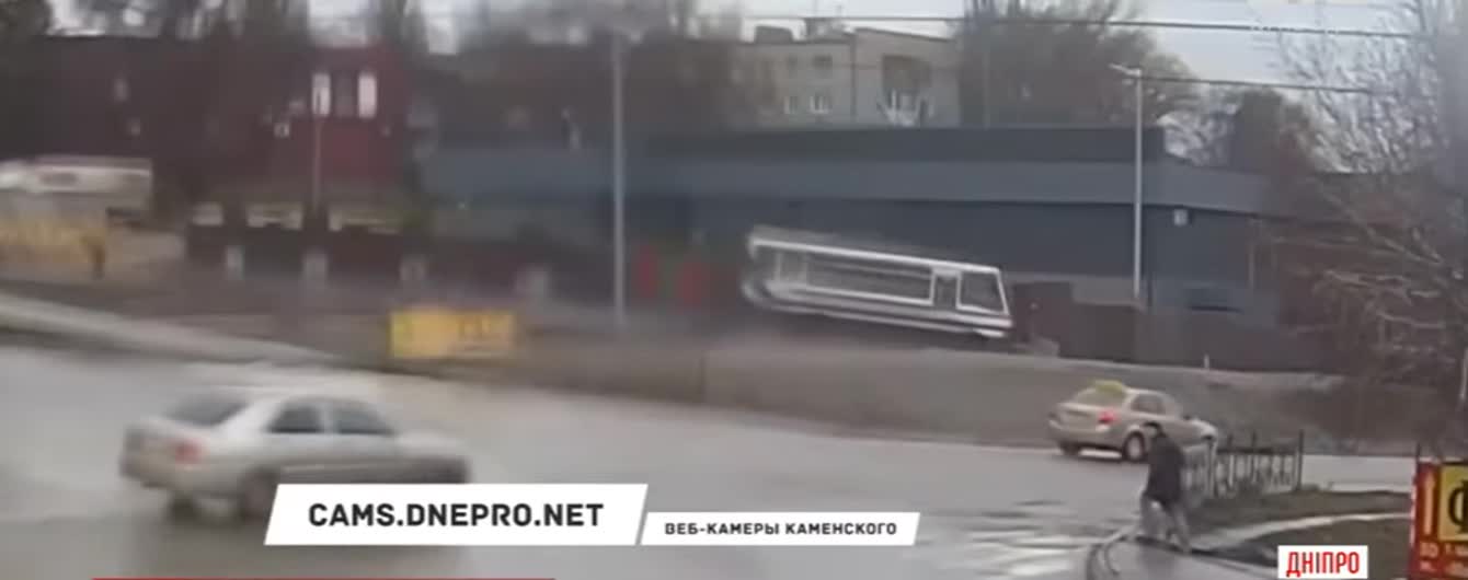 На Дніпропетровщині дитина на ходу вистрибнула з некерованого автобуса, за кермом якого помер водій. Відео