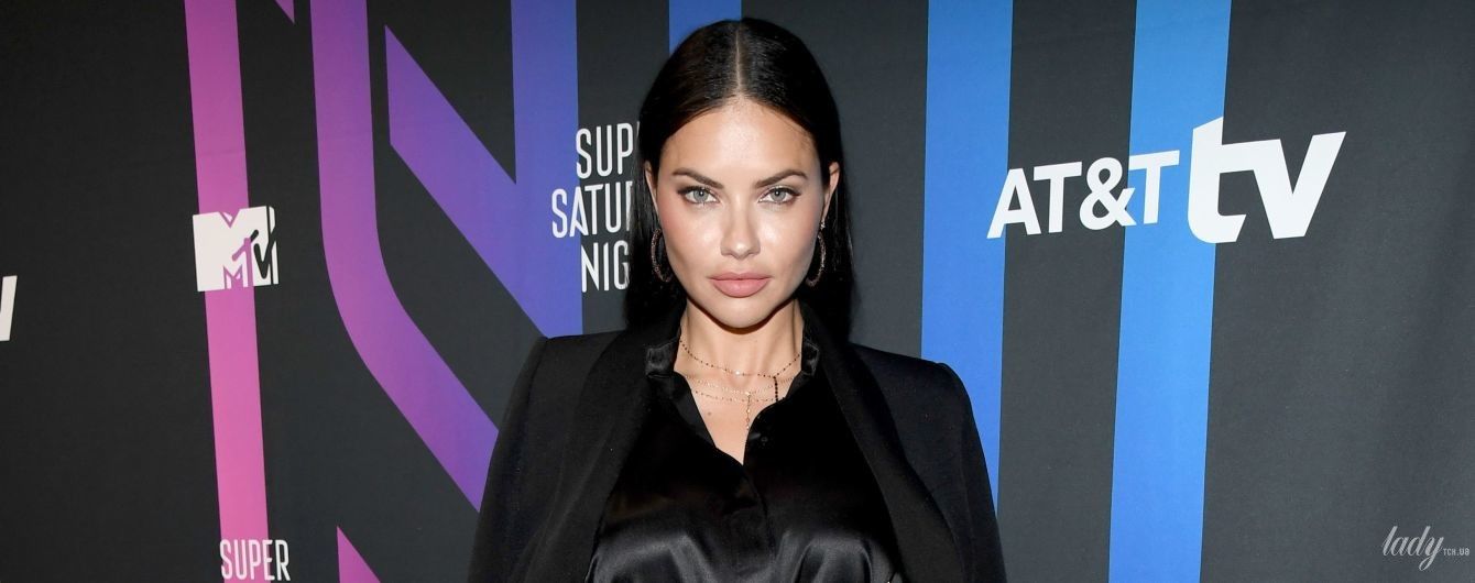 У сукні-сорочці і з сумочкою Saint Laurent: Адріана Ліма в образі total black сходила на вечірку