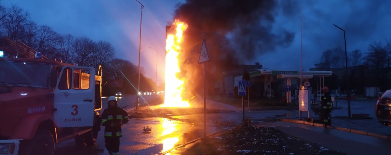 Во Львове произошел пожар на заправке "ОККО"