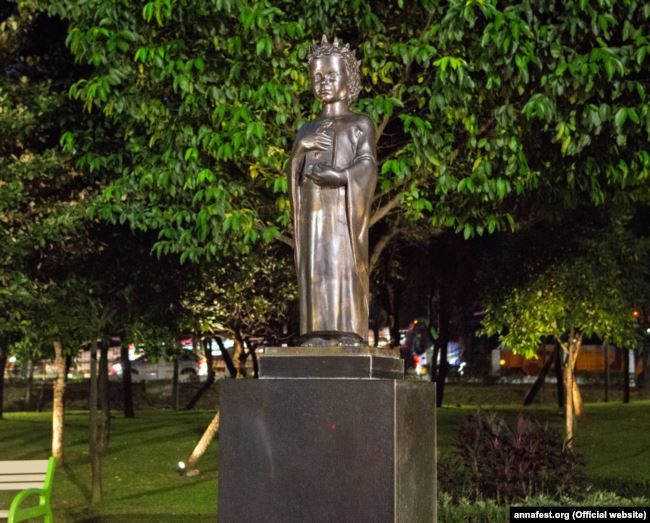 Королева Анна, Реймське Євангеліє_3