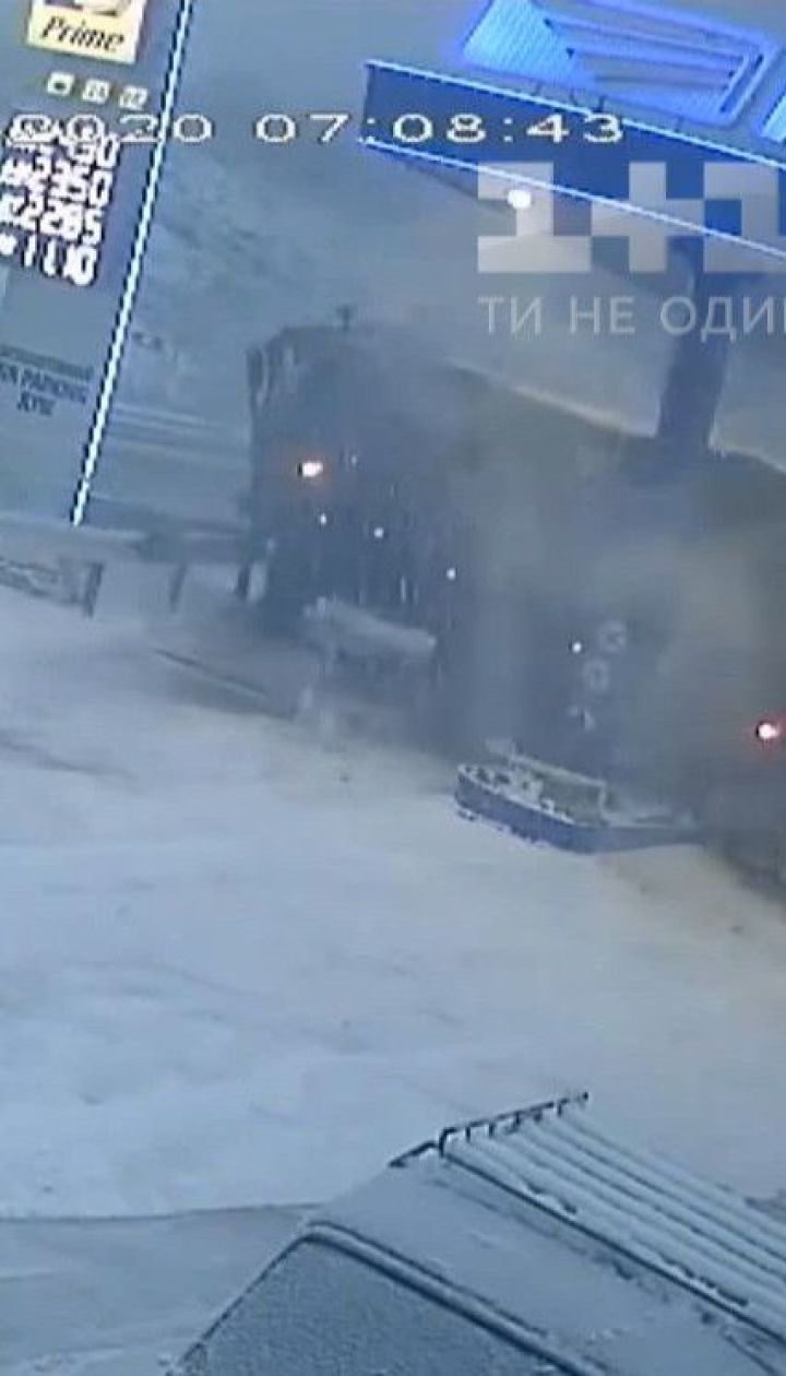 Поблизу Харкова вантажівка на повній швидкості влетіла в заправку