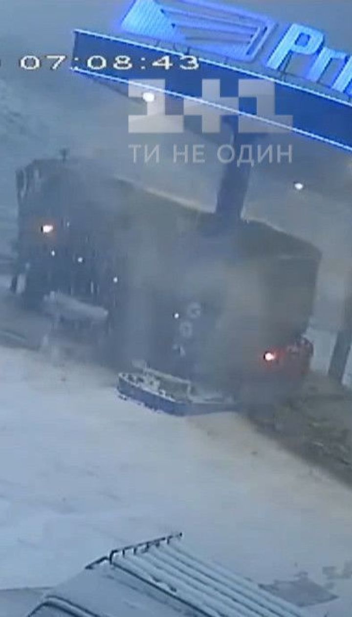 Под Харьковом грузовик на полной скорости влетел в заправку