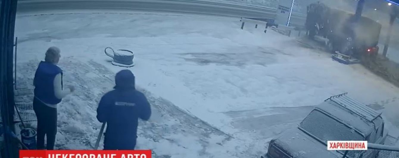 Поблизу Харкова на повній швидкості вантажівка Нацгвардії влетіла в заправку