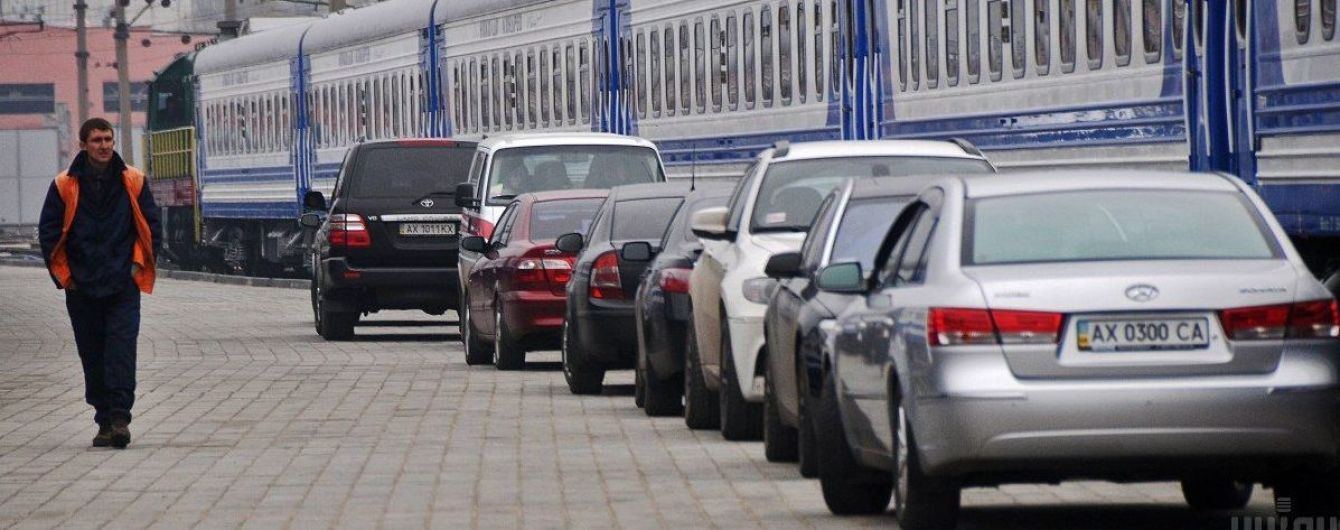 Выяснилось, сколько машин путешествовало "Укрзализныцей" в 2019 году