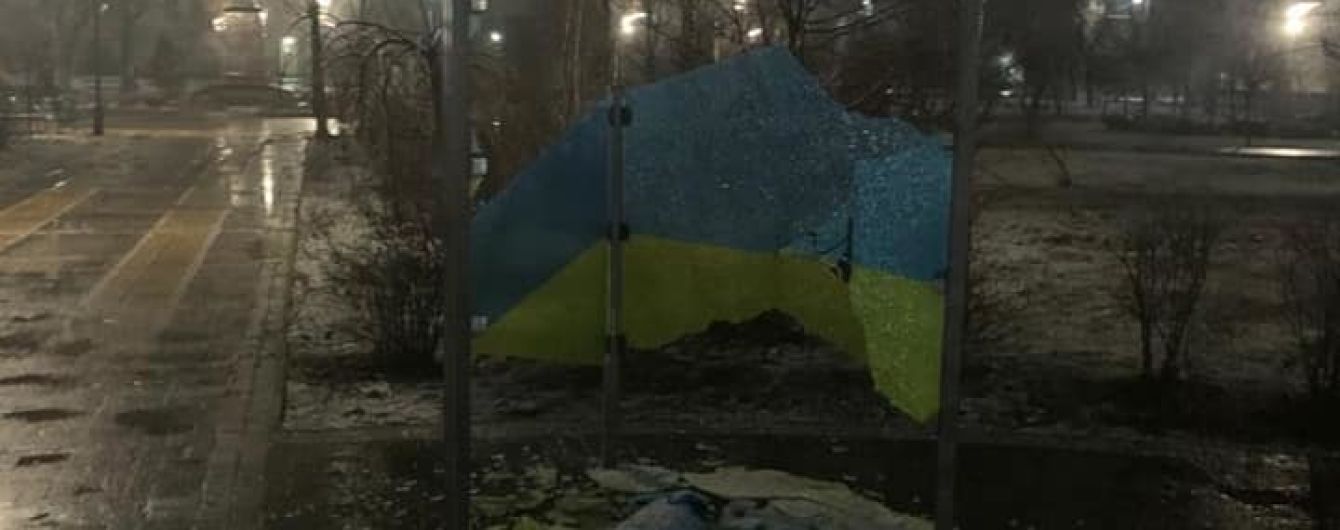 У Сєвєродонецьку затримали чоловіка, який розбив скляну стелу до Дня Державного Прапора України