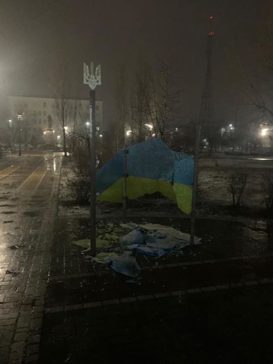 В Северодонецке задержали мужчину, который разбил стеклянную стелу ко Дню Государственного Флага Украины