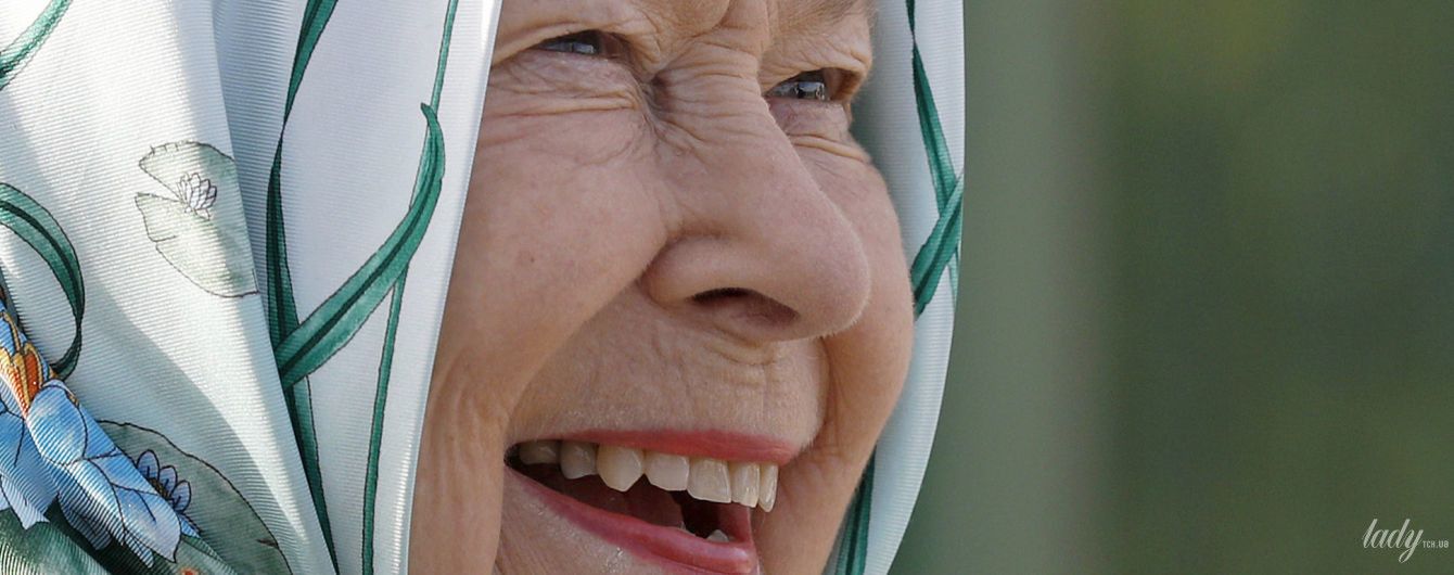 Не такая, как всегда: королева Елизавета II вышла в свет в пальто необычного кроя и платке вместо шляпы