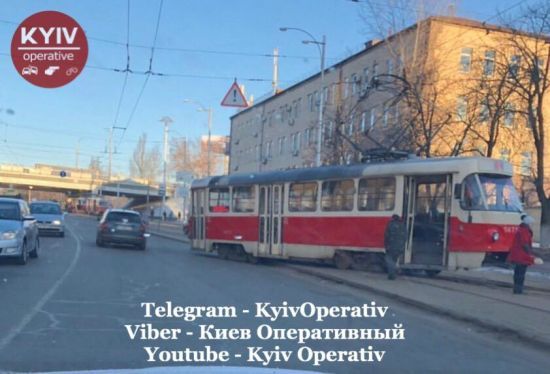У Києві трамвай злетів із рейок