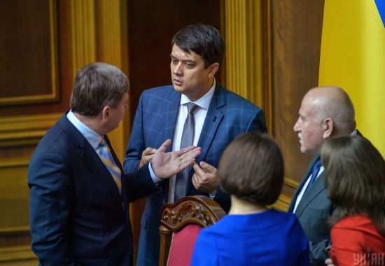 Разумков оголосив перерву одразу після початку засідання Ради і зібрав голів фракцій на нараду