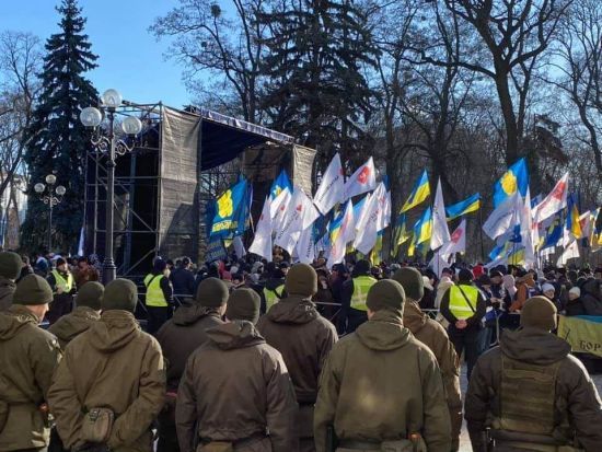 Противники ринку землі прийшли під Раду. Правоохоронці працюють у посиленому режимі