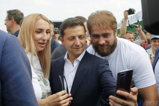 Українці зможуть голосувати на виборах за допомогою смартфона – Зеленський