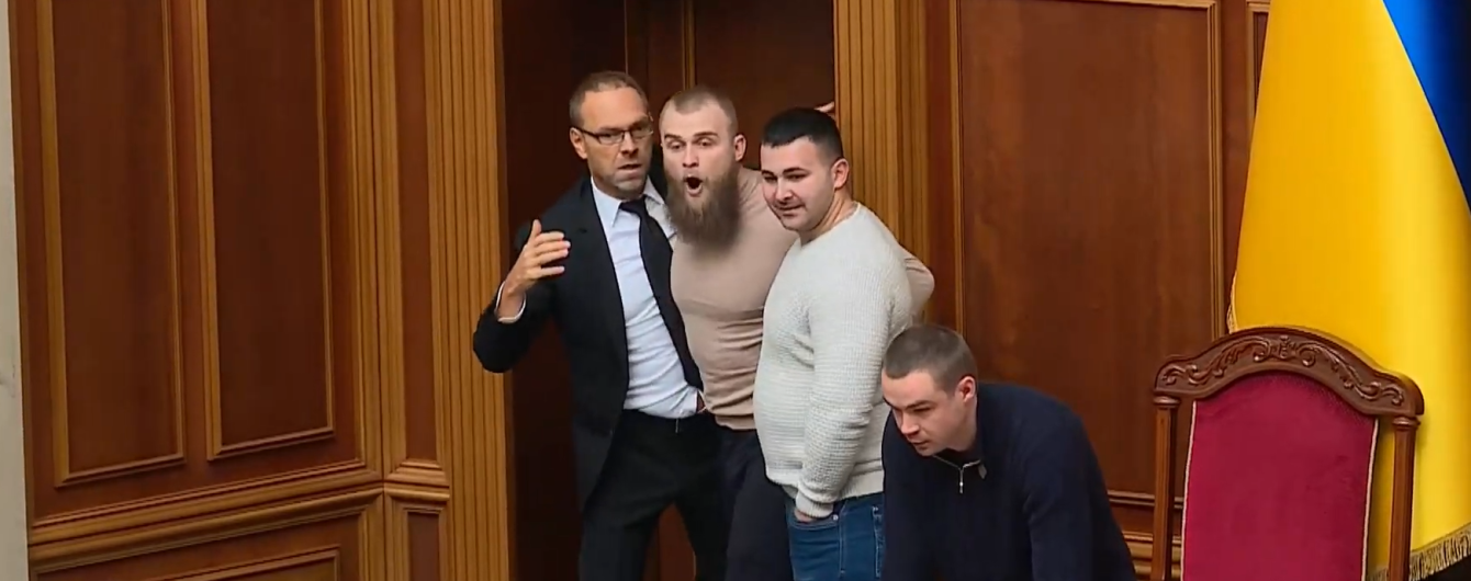 В Раде вспыхнула драка в президиуме Разумкова