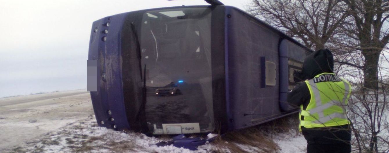 В Одесской области из-за скользкой дороги пассажирский автобус перевернулся в кювет