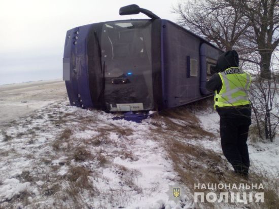 На Одещині через слизьку дорогу пасажирський автобус перекинувся у кювет