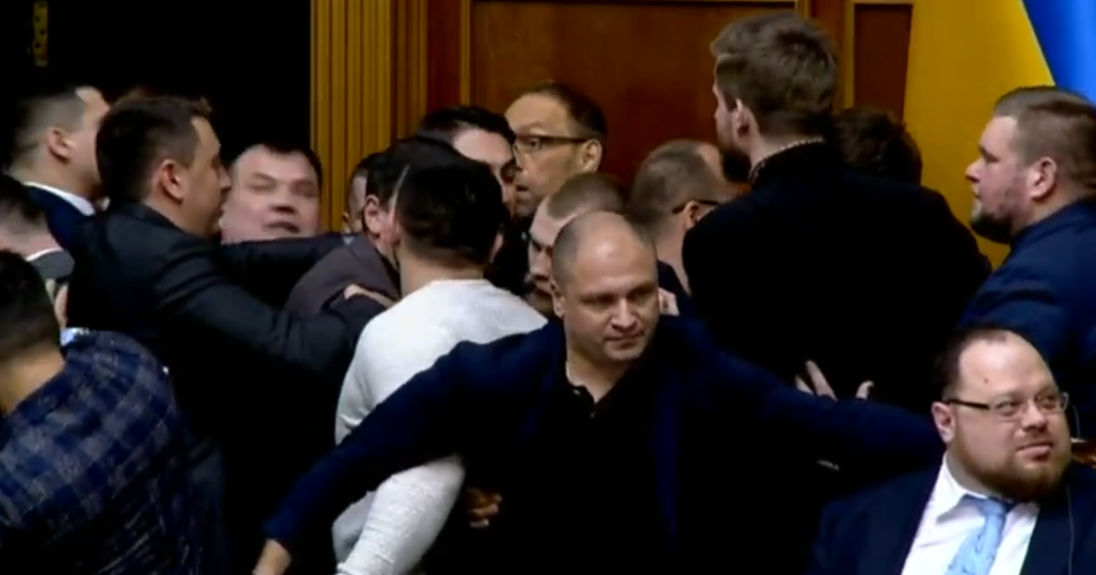 Напружений день у Раді: нардепи вдруге влаштували штовханину у президії
