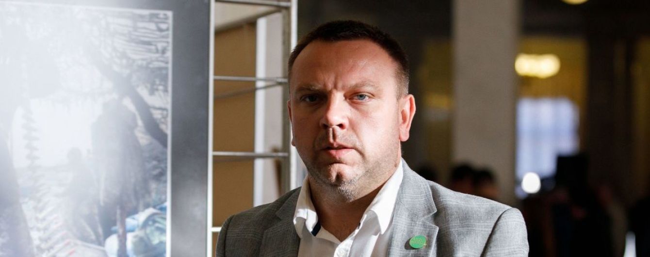 "За клоуна п*зды получите". Нардепы поссорились матом возле трибуны Рады