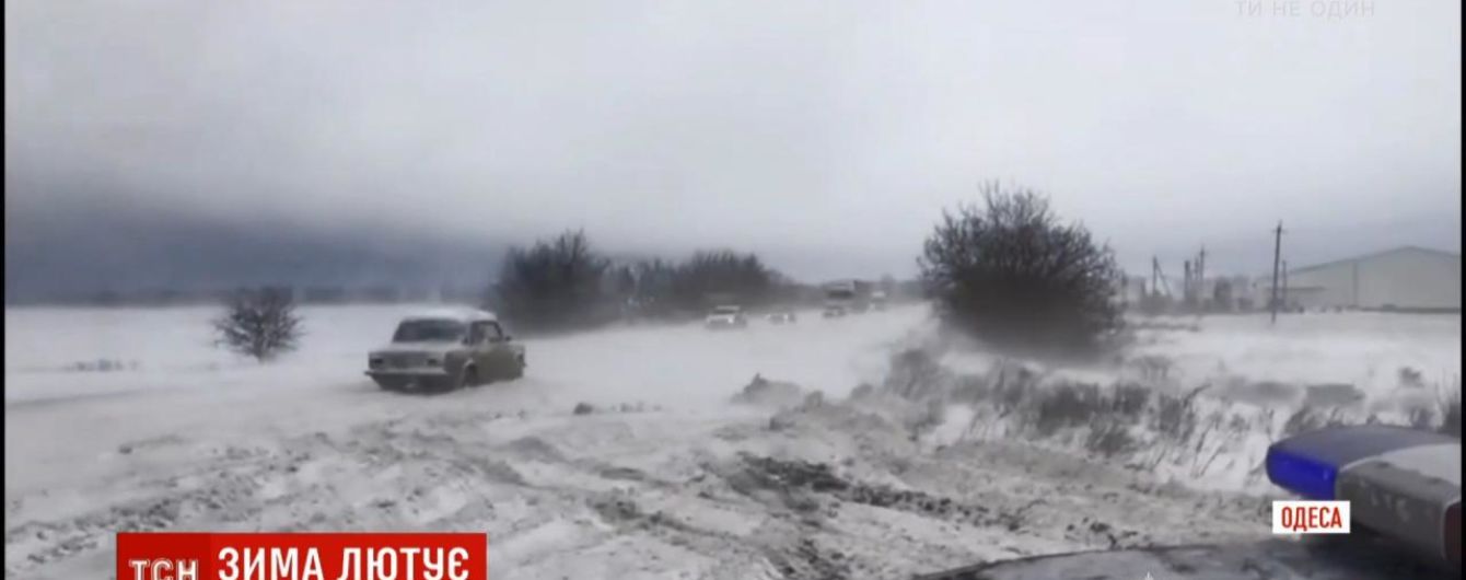 Аварії та замети на дорогах, знеструмлені села і повалені дерева: циклон "Петра" вирує на півдні України