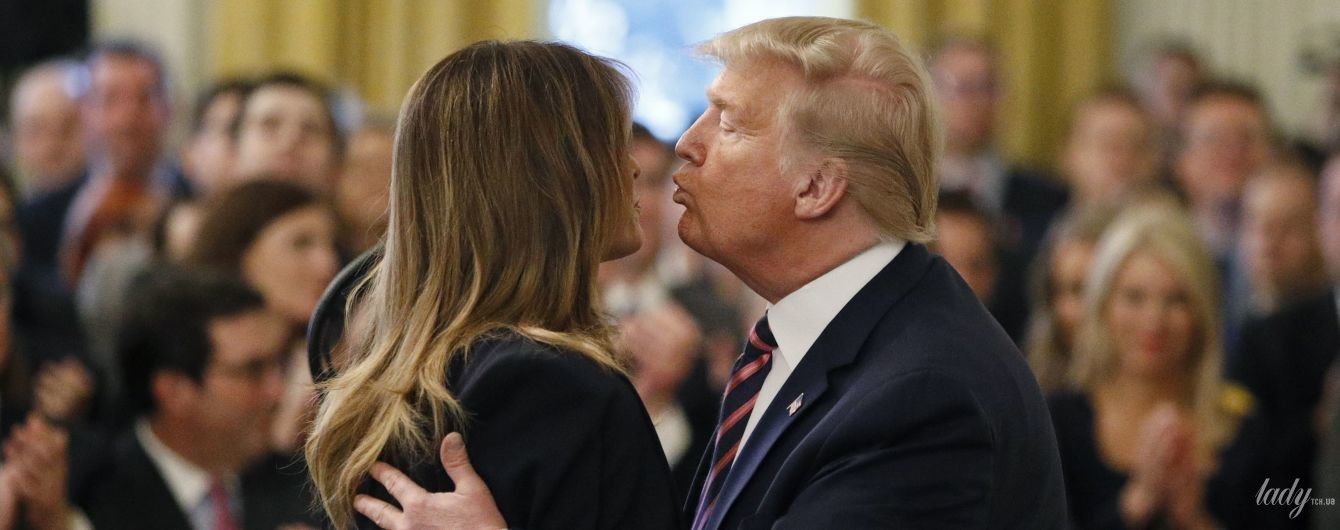 Черно-белый лук и страстный поцелуй: Мелания Трамп поддержала мужа на выступлении