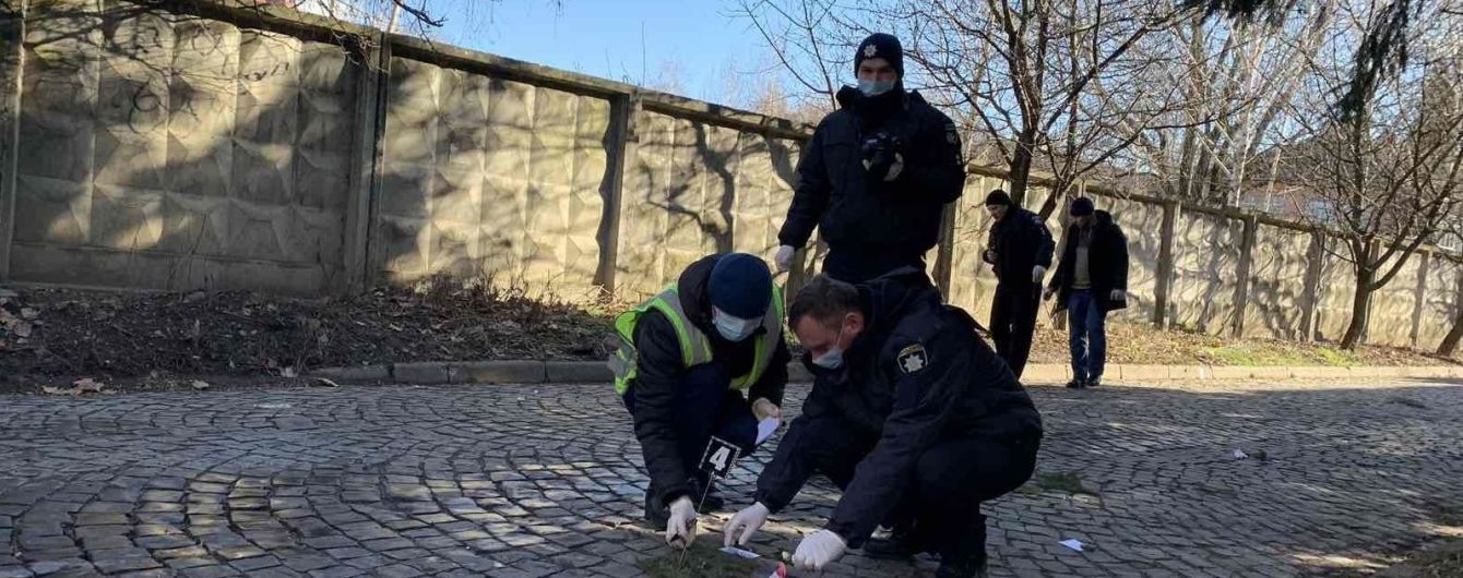 В Мукачево посреди улицы произошла перестрелка, опубликовано видео