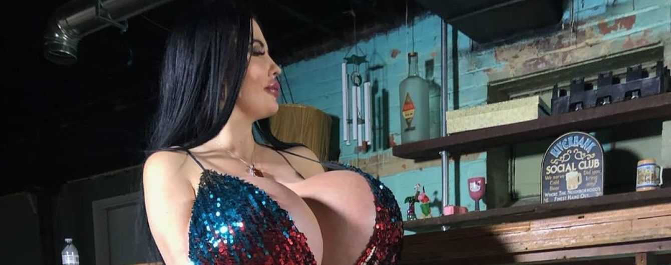 Падає на сходах і не може взутися. В Instagram обговорюють модель із "безрозмірними" грудьми