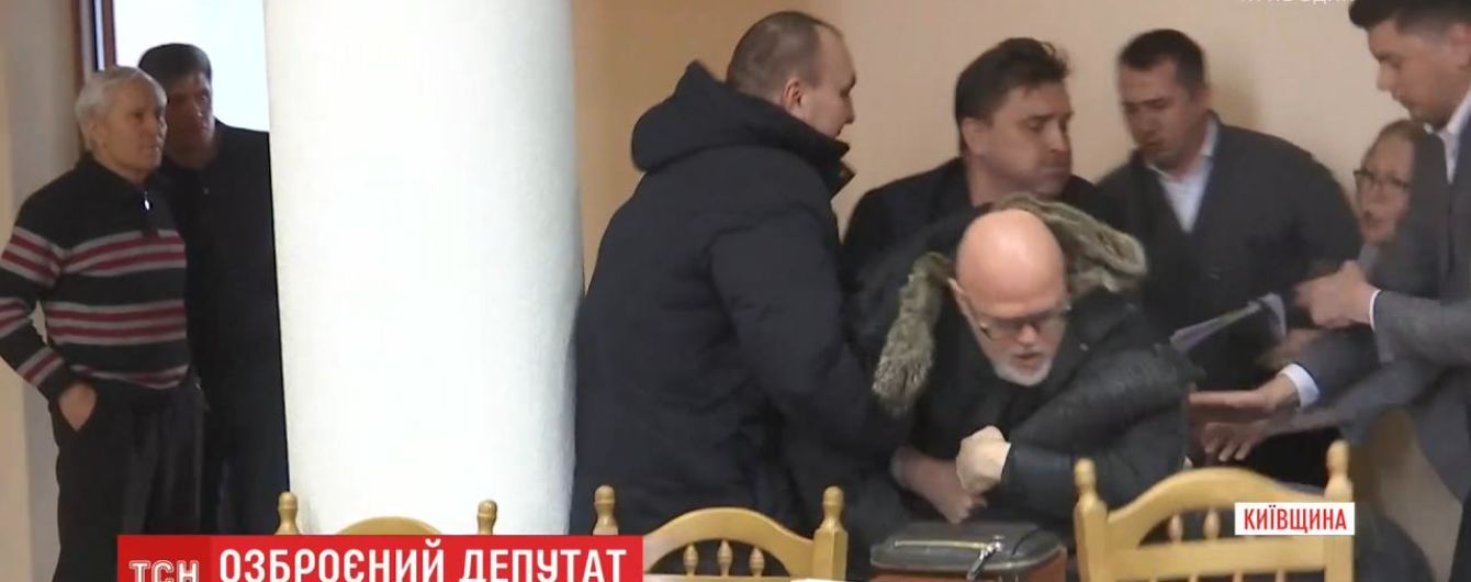 На сессии Вышгородского городского совета подрались депутат и местный предприниматель
