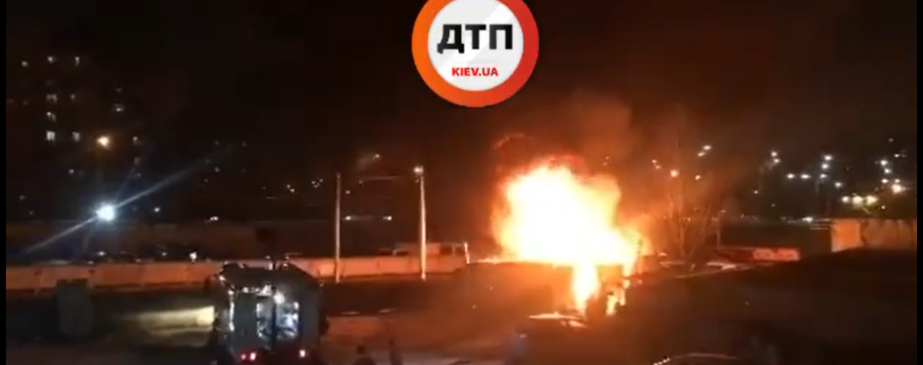 На столичной Троещине горит здание возле автостоянки, слышны взрывы - СМИ